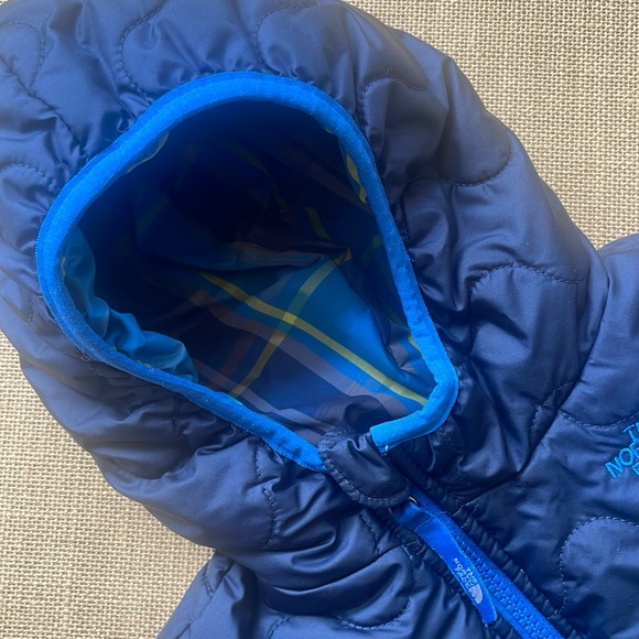 LIKE NEW EUC The North Face reversible insulated jacket, plaid to navy - Picture 4 of 13